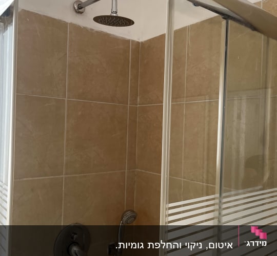 מקלחון עם דלת זכוכית וראש מקלחת